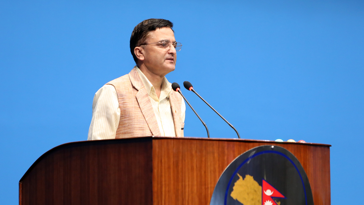 माधव नेपालप्रति योगेश भट्टराईको कटाक्षः अध्यादेशबाटै जन्मिएको पार्टीले अध्यादेश ठिक नभएको भन्दा अचम्म लागको छ